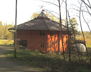 Ansicht des fertigen Sechseck-Hauses Ansicht des fertigen Sechseck-Hauses